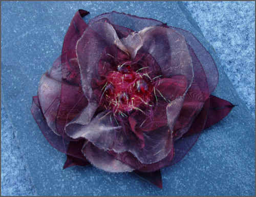 Rødviolet organza blomst